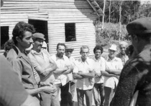Reunião na casa da Sra. Valdiza, para a fundação do Sindicado dos Trabalhadores Rurais de Brasiléia, Wilson Pinheiro, segundo da esquerda para a direita (de boné), que foi seu primeiro presidente
