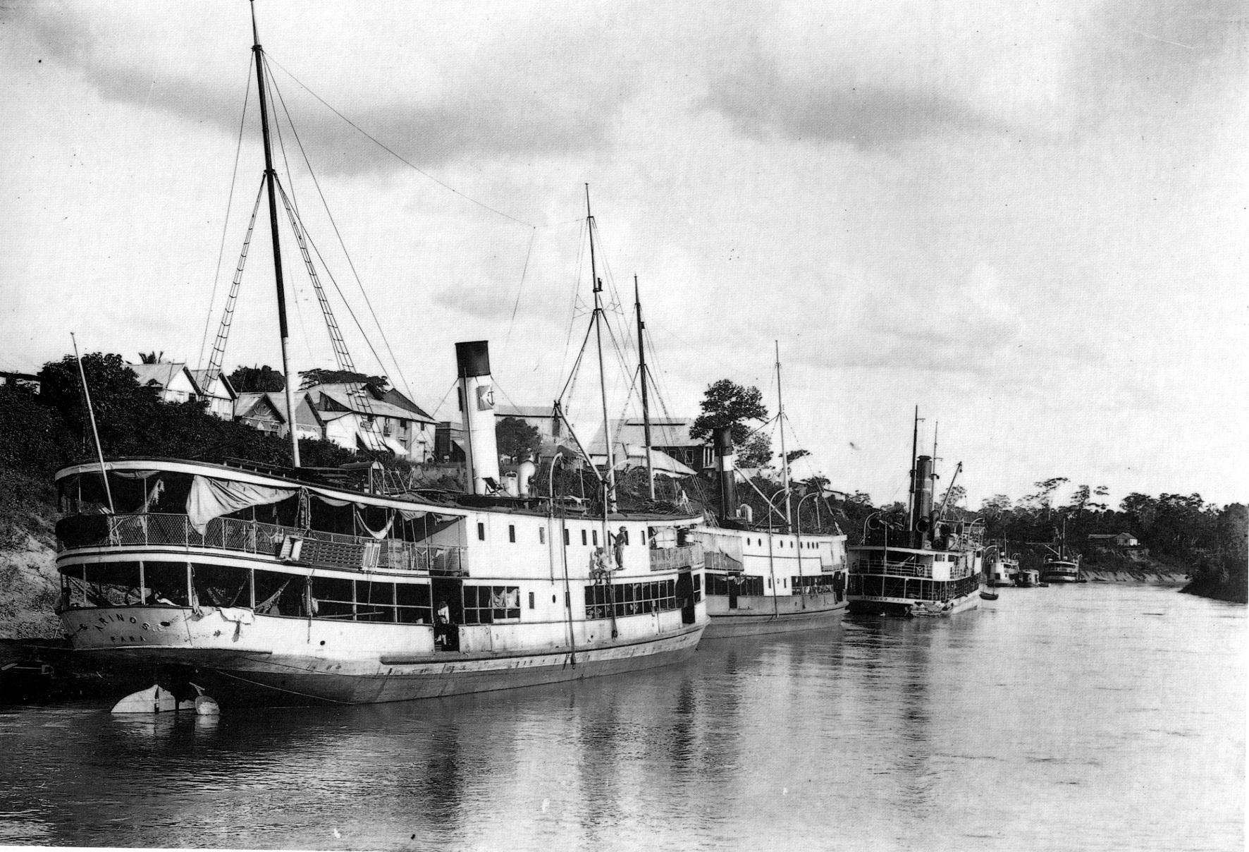 Vapores ancorados no Porto de Xapuri (AC), ponto terminal de comércio, janeiro de 1913