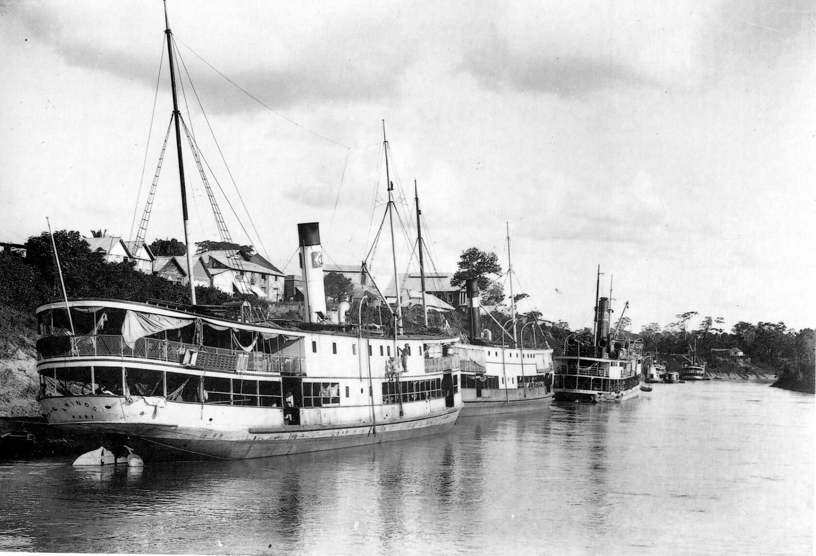 Vapores ancorados no Porto de Xapuri (AC), ponto terminal de comércio, janeiro de 1913