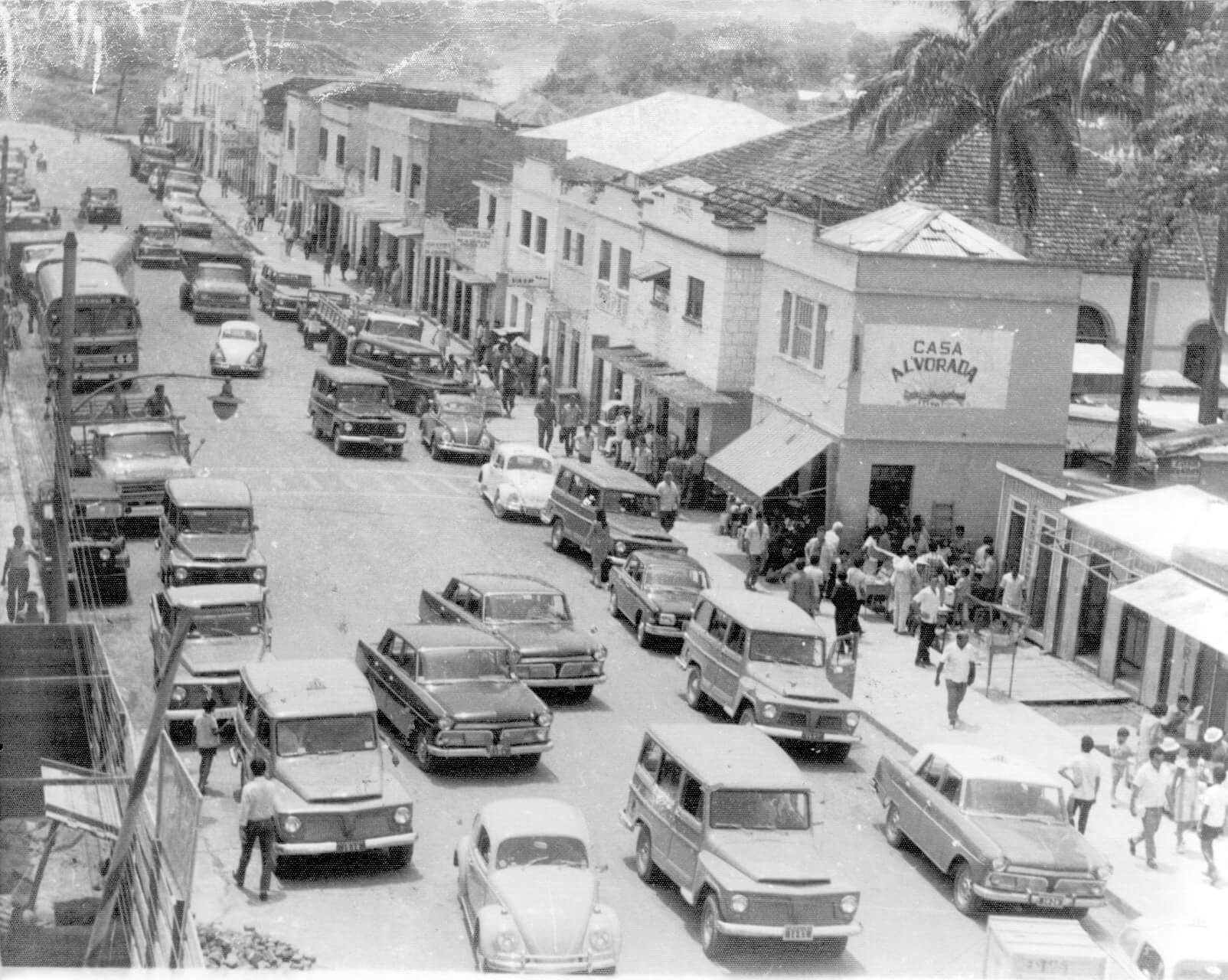 Vista aérea da Avenida Epaminondas Jácome, centro comercial de Rio Branco, Década de 70